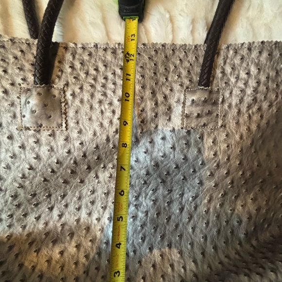 Chic Silver Textured Shoulder Bag - Picture 3 of 5